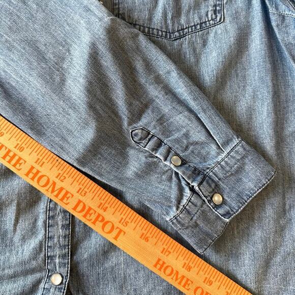 Cato Chambray Pearl Snap Top Size Large Roll Tab Sleeve Coastal Cowgirl Western - Picture 8 of 10